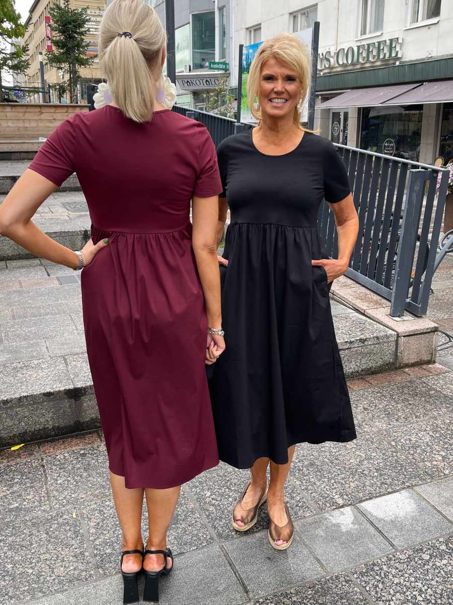 Puuvillamekko, musta ja viininpunainen