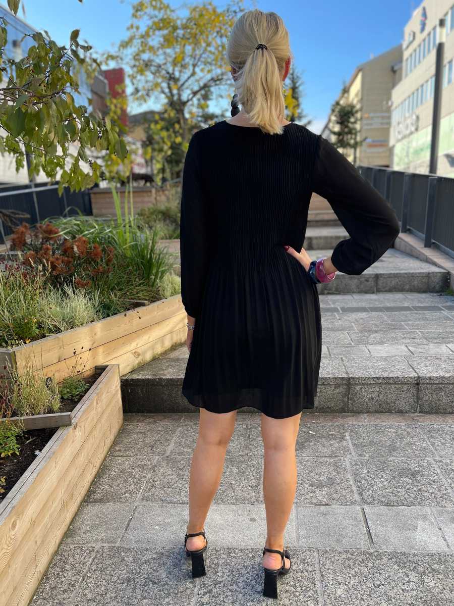 STI Kandriina mekko, musta ja punainen