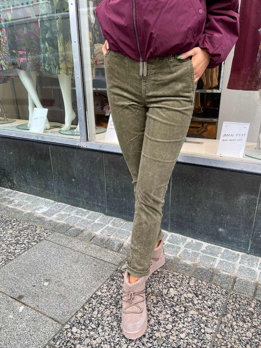 Red Button Tessy samettihousut, eri värejä