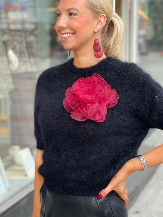 Rintakoru, viininpunainen ja musta ruusu