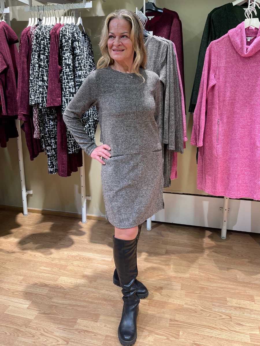 Tunikamekko, eri värejä